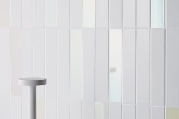 Bagno con piastrelle bianche